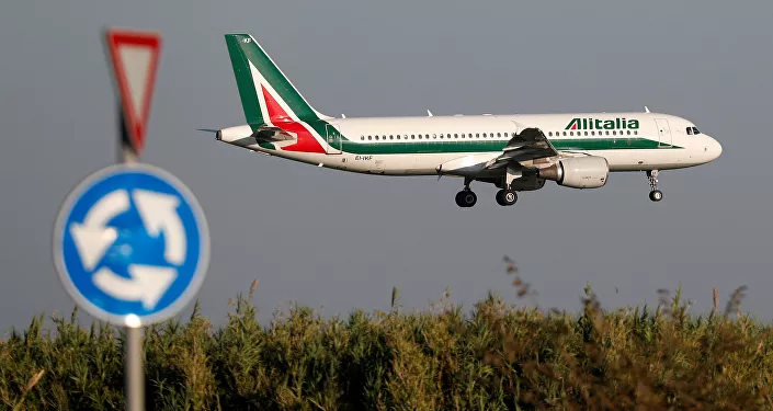 طائرة تابعة لشركة أليطاليا إيرباص A320 تقترب من الهبوط في مطار فيوميتشينو في روما