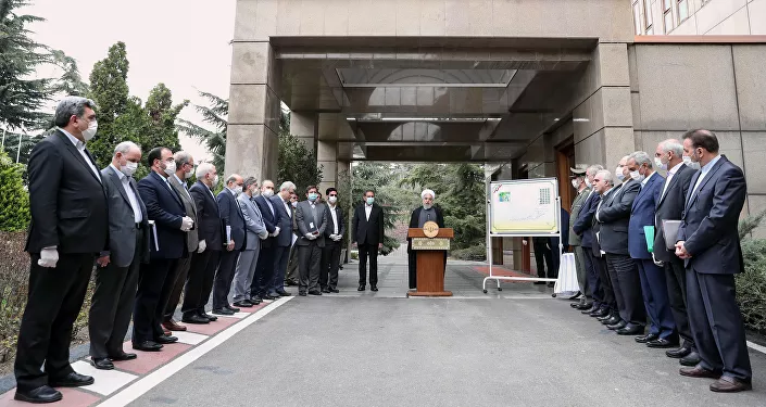 الرئيس الإيراني حسن روحاني أمام أعضاء الحكومة الإيرانية