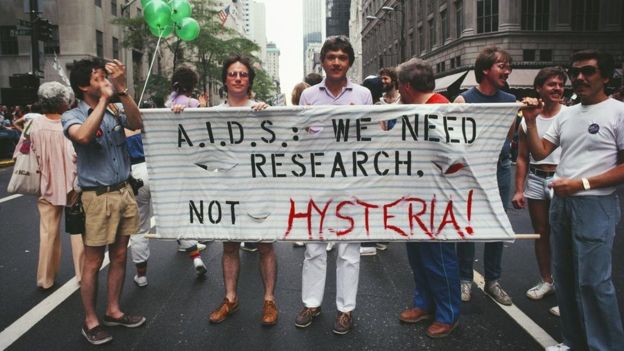 مسيرة تحمل لافتات عن الأيدز