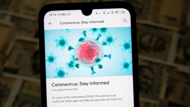 صورة على شاشة هاتف محمول عن خبر حول فيروس كورونا