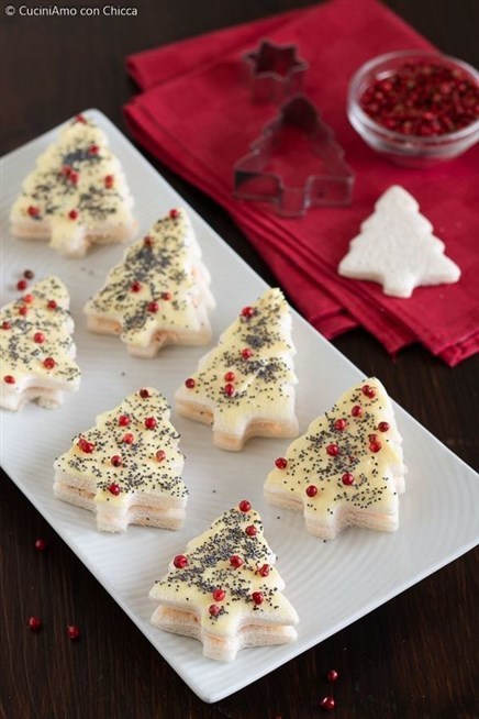 يمكنك ان تكوني مبتكرة في تحضير مقبلات التوست والخبز حيث تقطعينها على شكل شجرة عيد الميلاد وتزينينها بالحبوب الحمراء وحبة البركة.