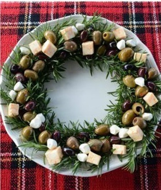 استخدمي اكليل الجبل الاخضر واصنعي اكليل الميلاد وزينيه بحبات الزيتون الخضراء والسوداء مع قطع الجبنة.