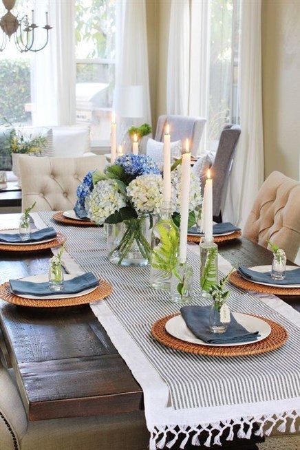 زيّني مائدة الطعام بالمفارش البيضاء والزرقاء واستعيني بالأطباق الزجاجية ويمكنك اضافة الشموع والازهار لزينة مميزة.