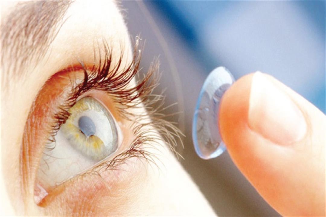 طبيب عيون: العدسات اللاصقة ممنوعة عند الإصابة بنزلات البرد