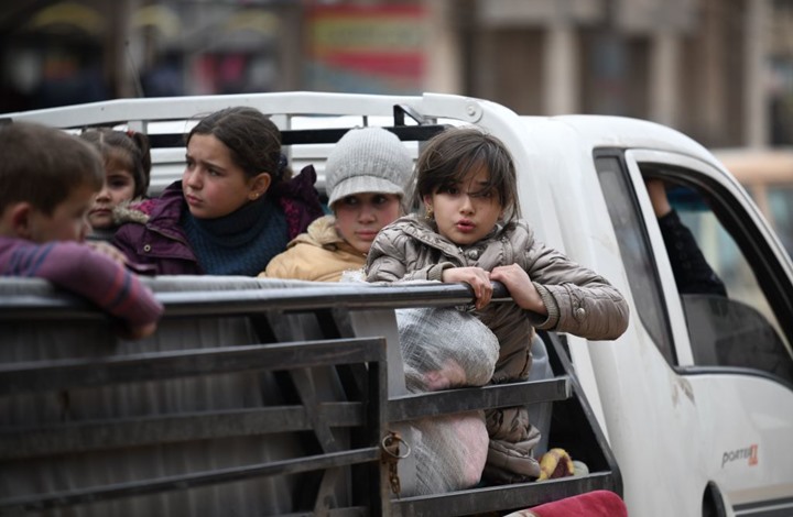 نازحون يخاطرون بمغادرة المخيمات إلى إدلب خوفا من كورونا