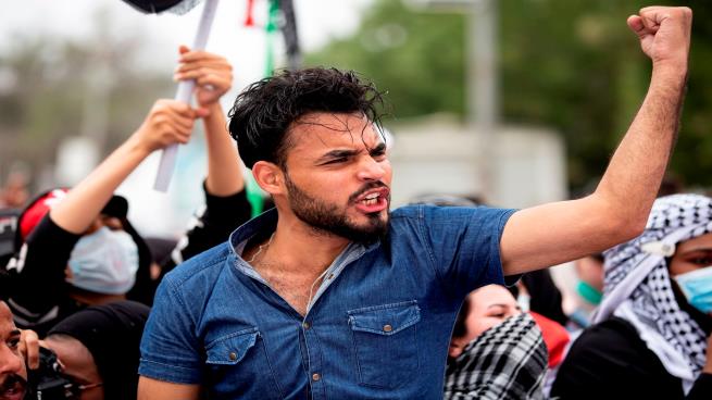 التظاهرات وكورونا تعيد ترتيب أولويات العراقيين