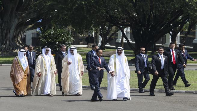 "بلومبيرغ": الإمارات تسعى لإزاحة السعودية عن إندونيسيا
