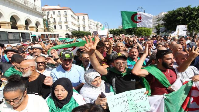 "أطباء الحراك" الجزائري يدعون لتعليق المظاهرات.. والطلبة يغيرون التكتيك