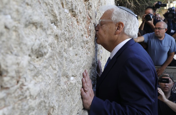 السفير الأمريكي يصلي عند حائط البراق بـ"عيد الفصح"