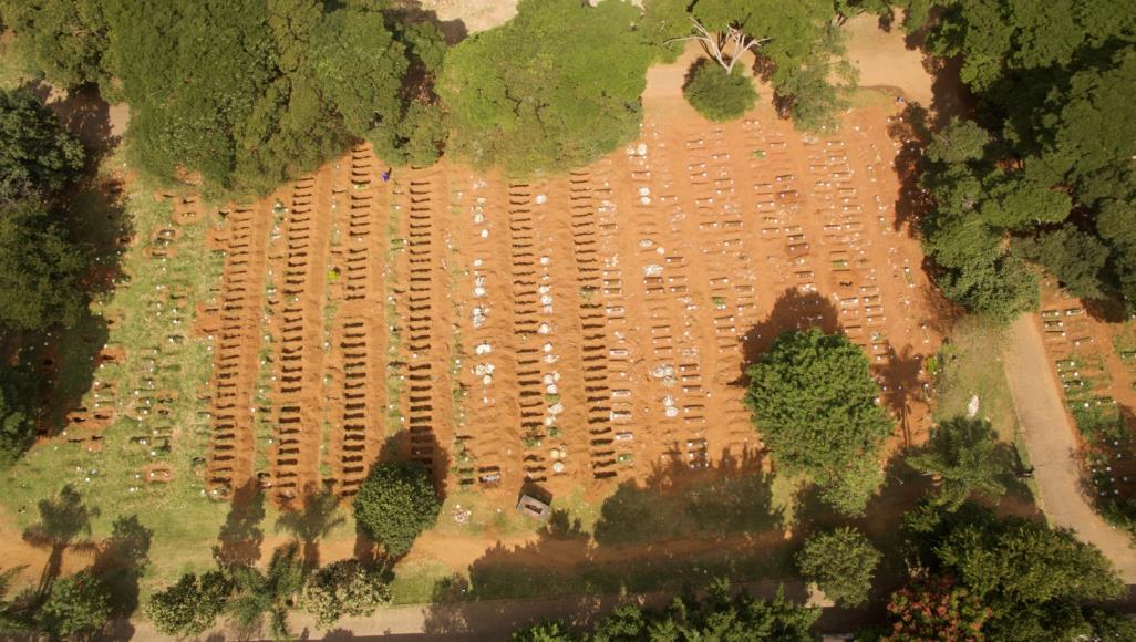 منظر جوي لمقبرة لضحايا كوفيد-19 في مدينة ساو باولو البرازيلية (الأناضول)