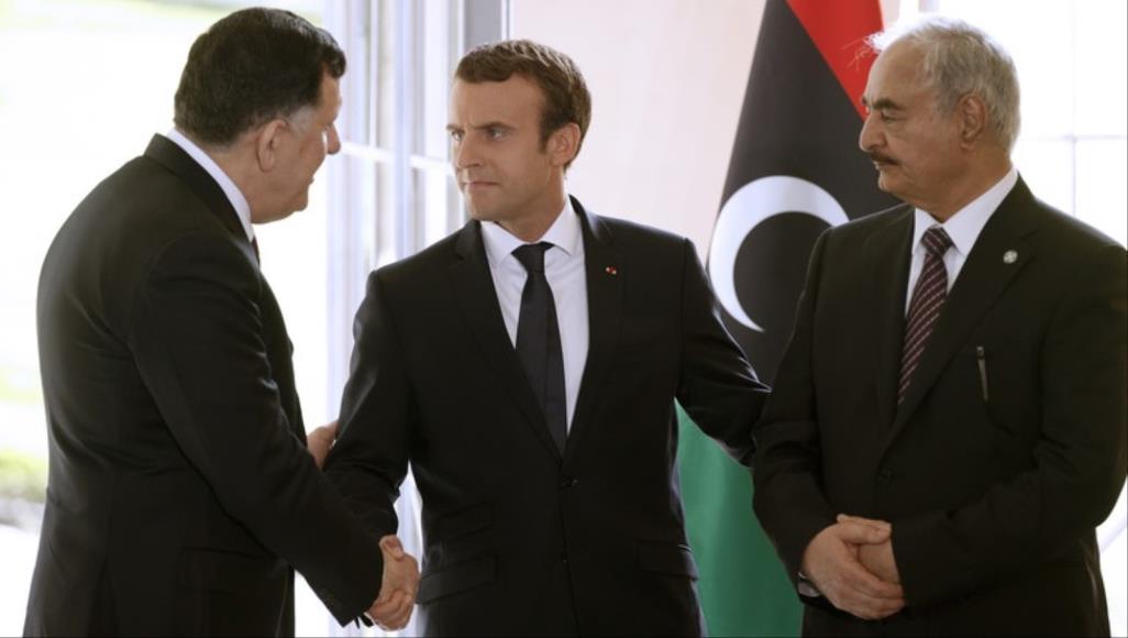 فايز السراج (يسار) التقى خليفة حفتر (يمين) عام 2017 بوساطة الرئيس الفرنسي إيمانويل ماكرون (الأوروبية)