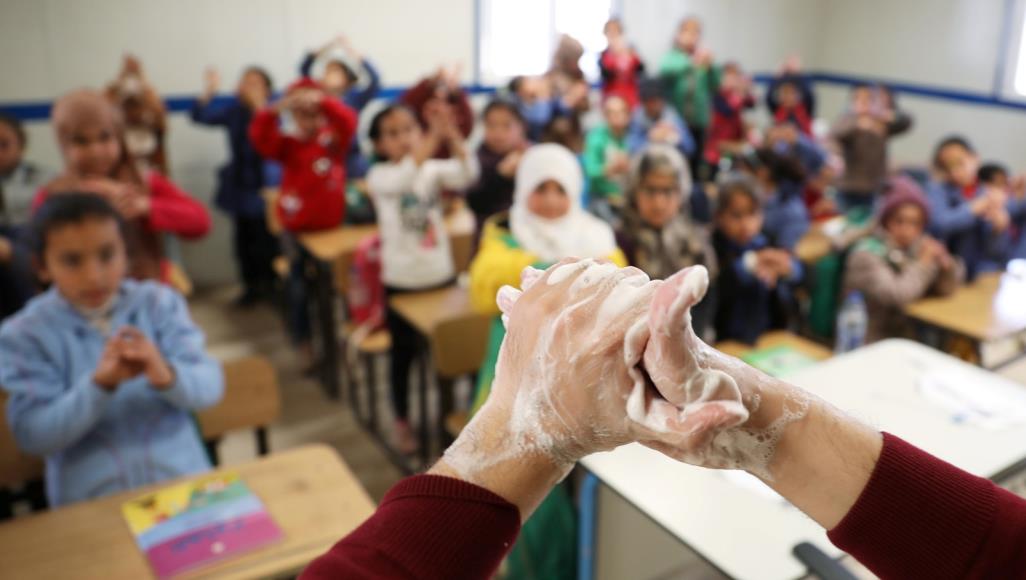 درس لطلاب في مدرسة بمخيم الزعتري للاجئين السوريين في الأردن لتوعيتهم بالوقاية من فيروس كورونا (رويترز)