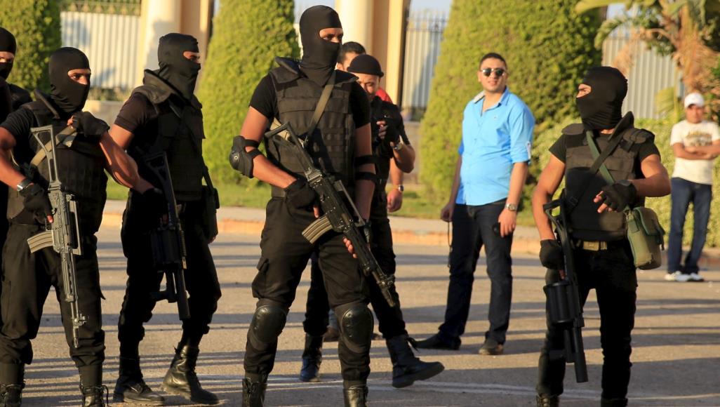 الشرطة المصرية أعلنت مقتل ضابط وسبعة مسلحين في اشتباكات بمنطقة الأميرية شرقي القاهرة (رويترز)
