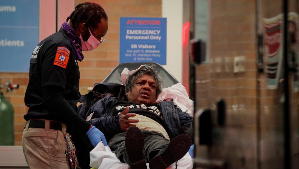 نقل أحد المصابين إلى قسم الطوارئ في مستشفى بنيويورك (رويترز)
