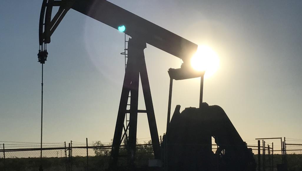 أسعار النفط خسرت 4% في تعاملات اليوم الأربعاء (رويترز)
