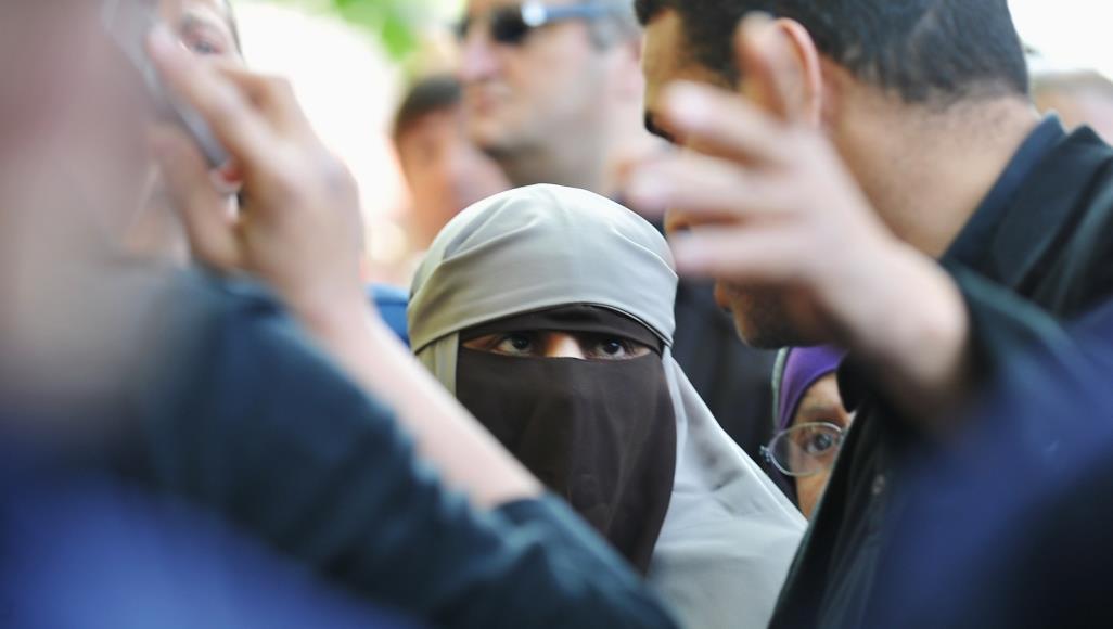 عدد من الدول الأوروبية كانت أصدرت قرارات بمنع ارتداء النقاب في الأماكن العامة (غيتي)