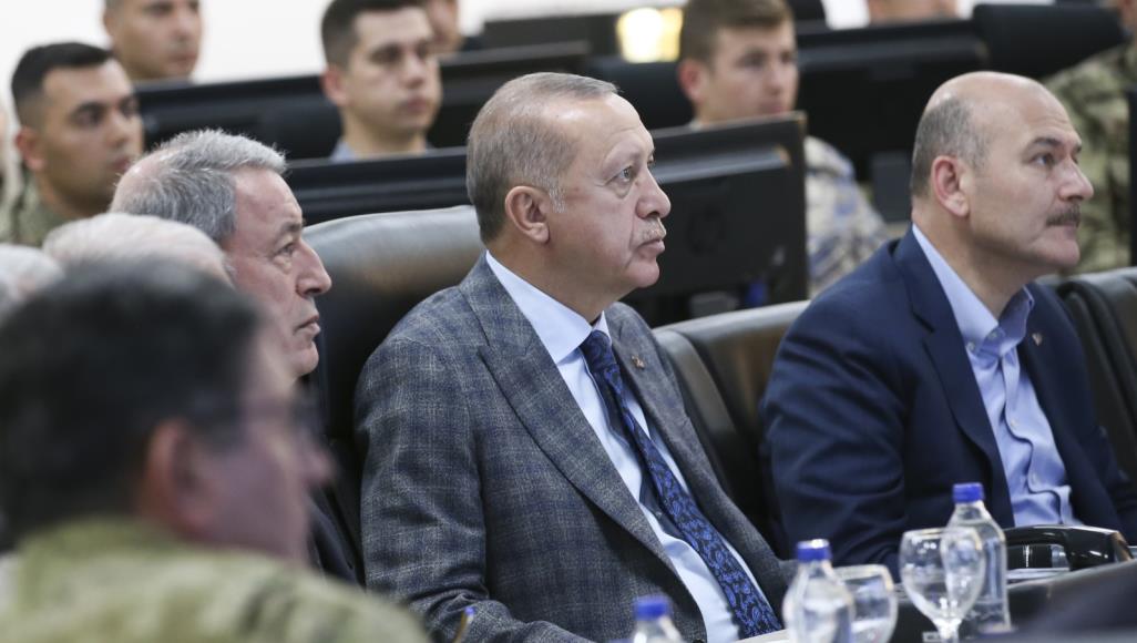 وزير الداخلية سليمان صويلو (يمين) في اجتماع بقيادة الرئيس أردوغان (الأناضول-أرشيف)