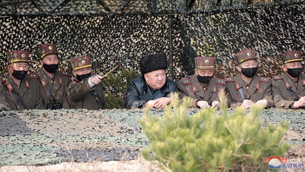 كيم جونغ أون يراقب تدريبات وحدات المدفعية ل يلق الجيش الشعبي الكوري (غيتي)
