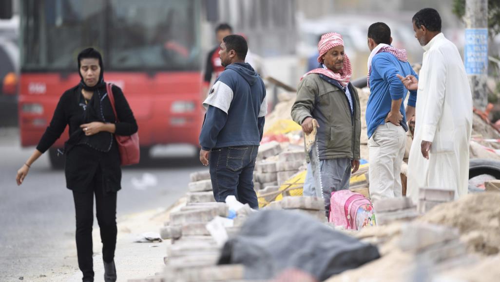 وفق إحصاءات لوزارة الداخلية، فإن نحو 11 ألف عامل مخالف استفادوا من مبادرة "غادر بأمان" حتى الأربعاء الماضي (الجزيرة)