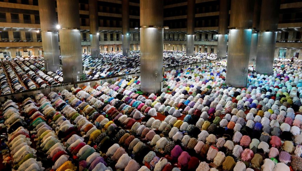 أول صلاة تراويح في رمضان بأكبر جوامع جاكرتا دون احتياطات التباعد الاجتماعي التي فرضتها الحكومة (رويترز)