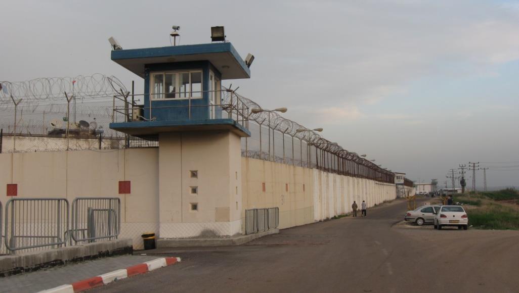 مئات الفلسطينيين قضوا نحبهم وراء أسوار السجون الإسرائيلية (مواقع التواصل الاجتماعي)