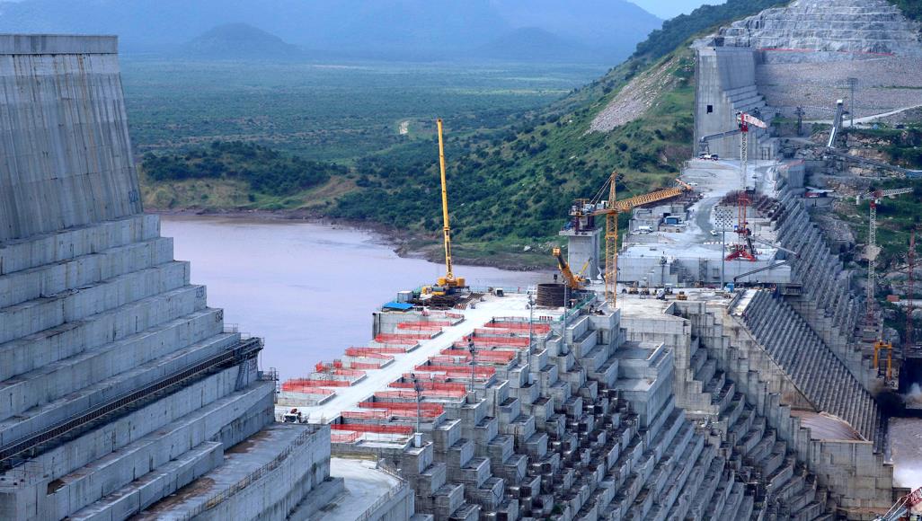في موسم الأمطار القادم ستبدأ إثيوبيا ملء السد الذي بلغت أعمال البناء فيه نسبة 73% (الجزيرة)