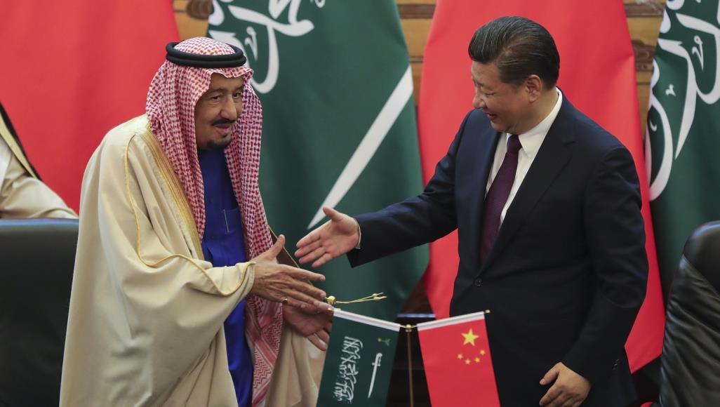 الرئيس الصيني يصافح ملك السعودية أثناء اجتماع للتوقيع على اتفاقيات في بكين (غيتي-أرشيف)