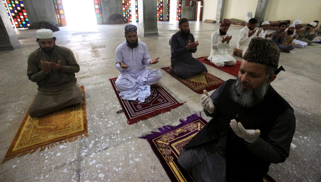 كثير من مسلمي باكستان فضلوا الحفاظ على صلاة الجماعة مع ترك مسافة أمان في ظل انتشار كورونا (رويترز)