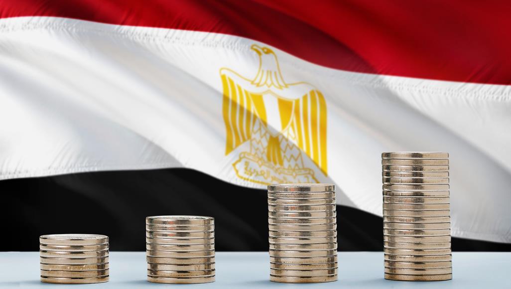 دوامة الديون التي دخلتها مصر كانت بسبب استمرار سياساتها الاقتصادية بالتركيز على العوائد الريعية (غيتي)