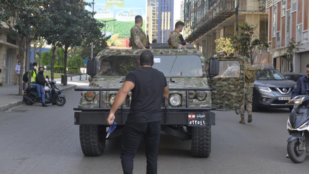 الجيش يتصدى للمتظاهرين في شوارع بيروت أمس (الأناضول)