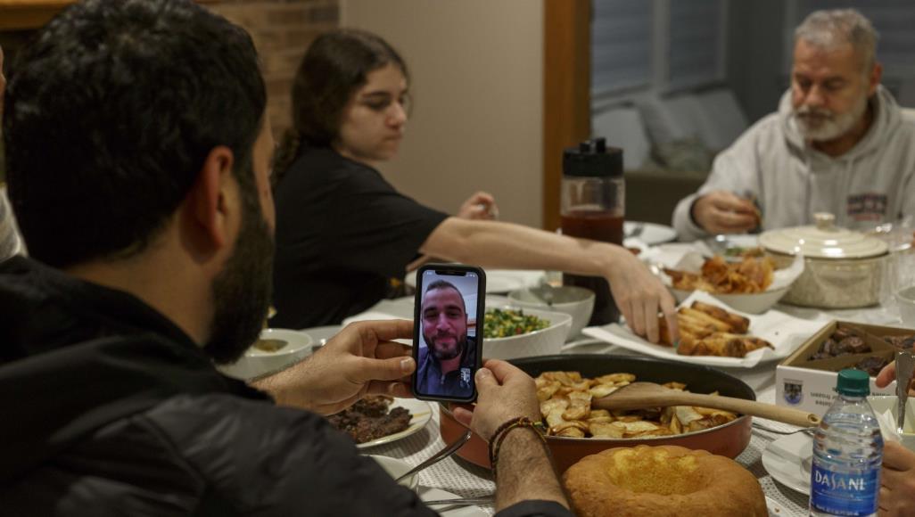 تطبيقات الفيديو مكنت الكثير من العائلات من الاجتماع في إفطار افتراضي بشهر رمضان (الفرنسية)