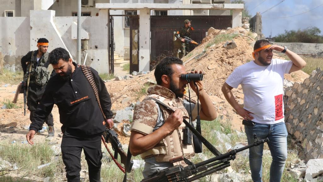 مقاتلون من قوات الوفاق أثناء اشتباكات في منطقة الخلاطات جنوبي طرابلس (الأناضول)
