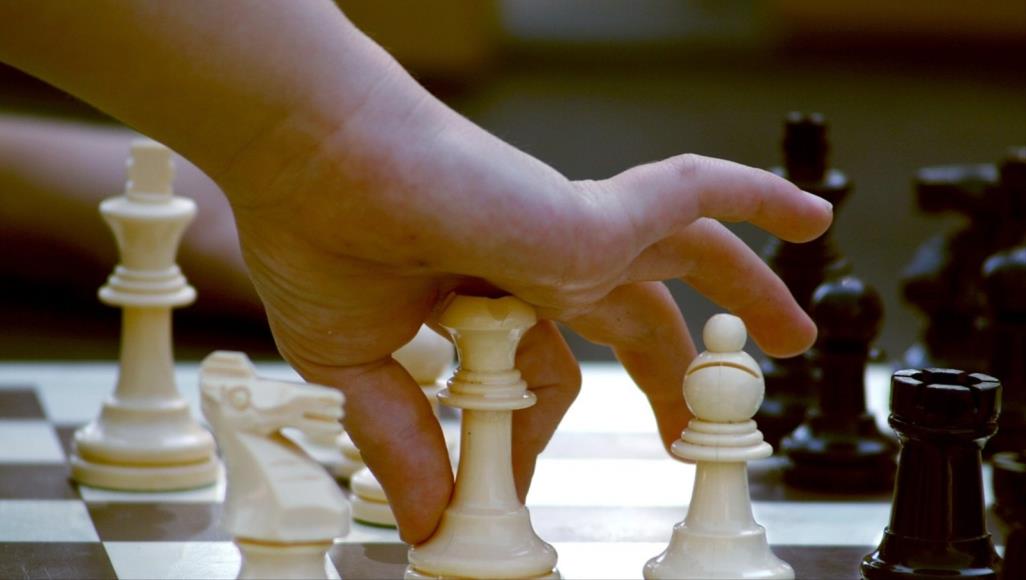 لعب الشطرنج مع الأصدقاء عبر الإنترنت سرعان ما تطور إلى مسابقات وبطولات تستمر لمدة أسبوع (مواقع التواصل)
