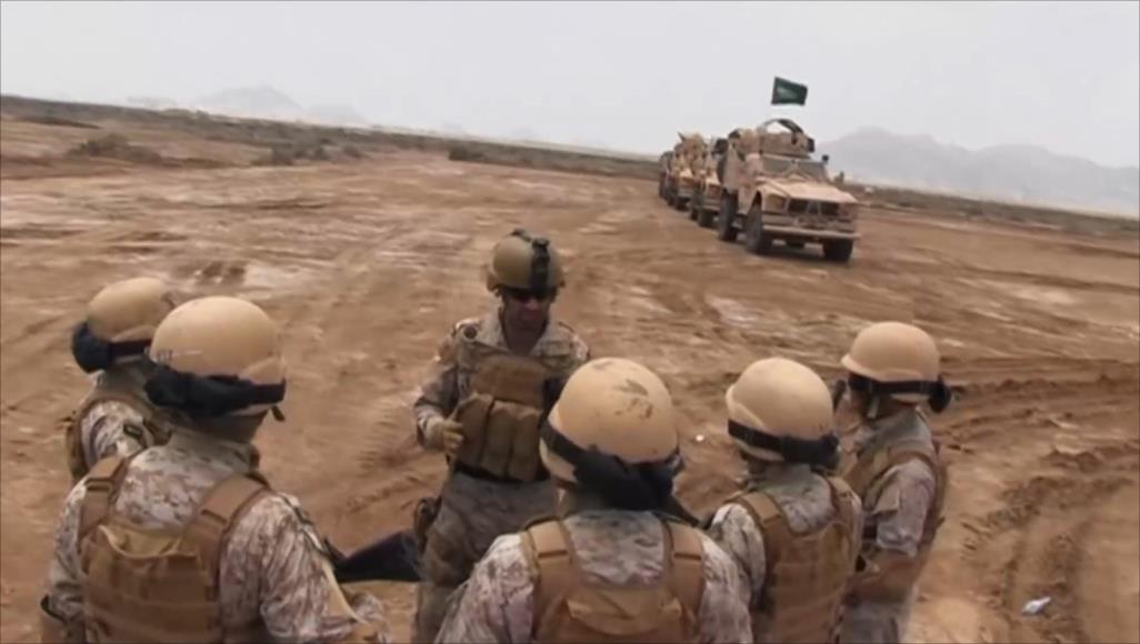 تعزيزات تتكون من آليات ومصفحات وعربات عسكرية سعودية وصلت إلى محافظة المهرة (الجزيرة)
