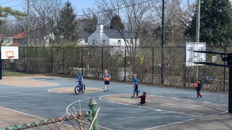 تلاميذ يلعبون كرة السلة بعد إغلاق المدارس بسبب كورونا في واشنطن (الجزيرة)