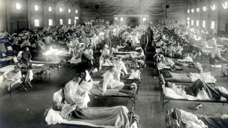 مستشفى ميداني لعلاج مرضى الإنفلونزا الإسبانية في بداية القرن الماضي (مواقع التواصل)