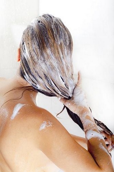 غسل الشعر باستخدام الكثير من الشامبو أمر خاطئ