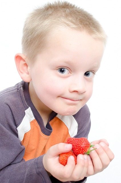 طفل يحمل فاكهة - عقاب الأطفال