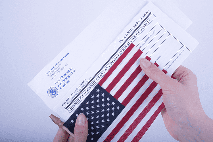 100 سفارة أميركية توقف إصدار التأشيرات