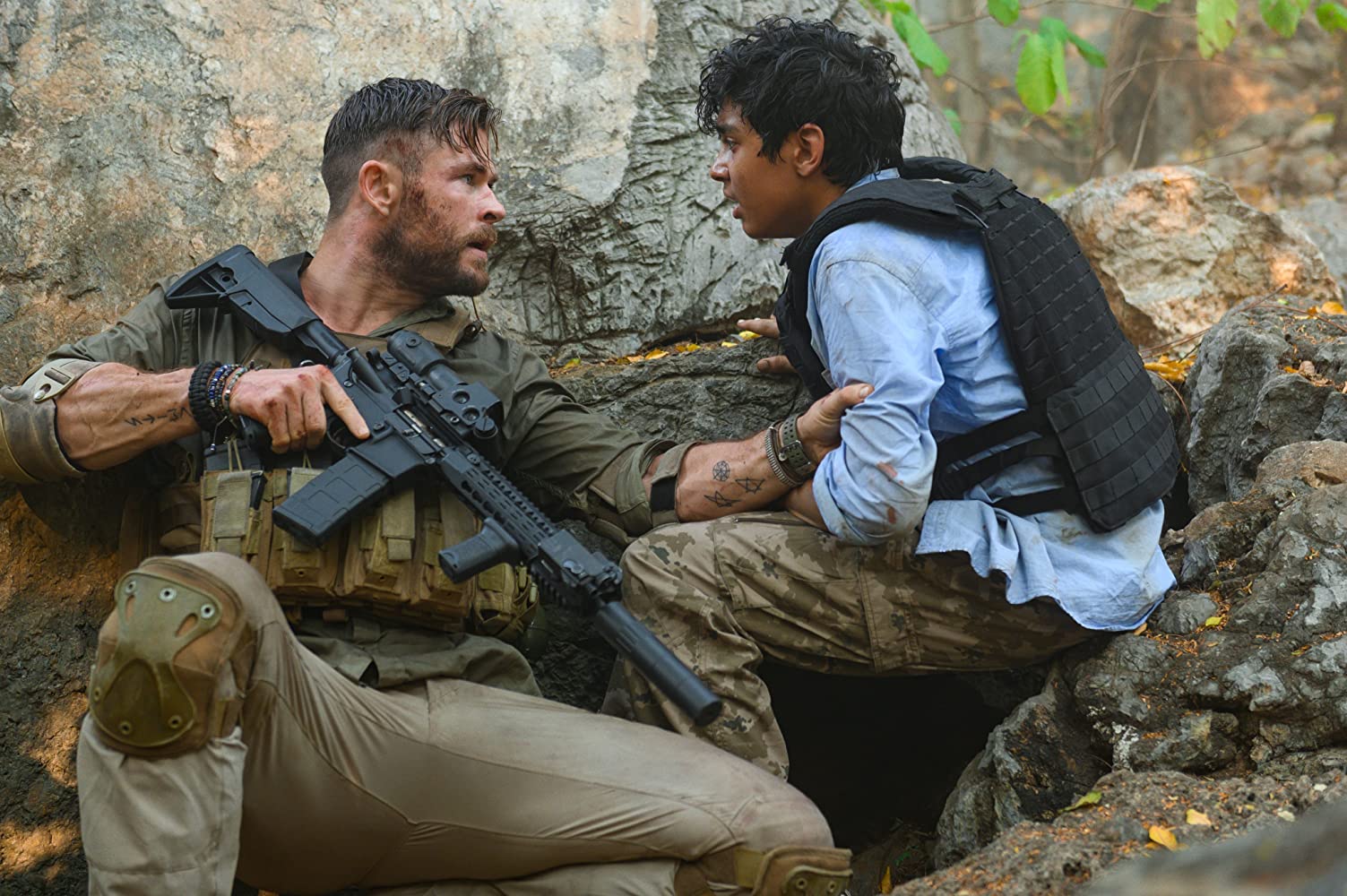 Chris Hemsworth and Rudhraksh Jaiswal in Extraction (2020)