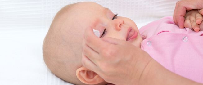 العين الوردية عند الرضع: الأسباب والعلاج