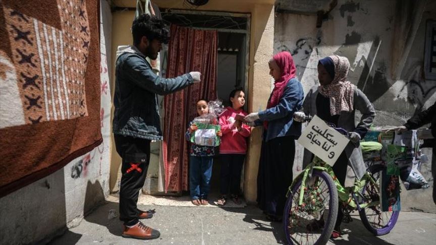 مكتبة متنقلة على دراجة تسعد أطفال مخيم بغزة (تقرير)