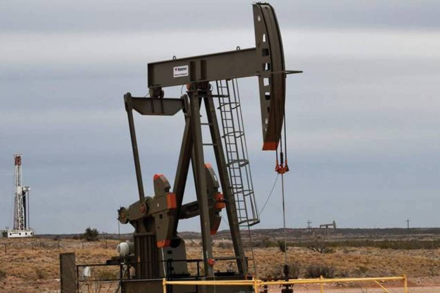 شركات النفط الأمريكية تعلن عن تخفيضات كبيرة في الإنتاج