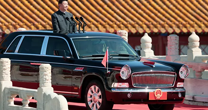 الرئيس الصيني شي جين بينغ قبيل بداية العرض العسكري بمناسبة الذكرى ال70 لانتهاء الحرب العالمية الثانية