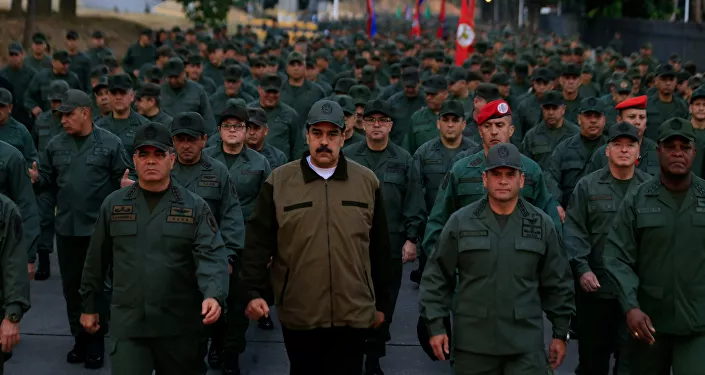الرئيس الفنزويلي نيكولاس مادورو مع قادة الجيش