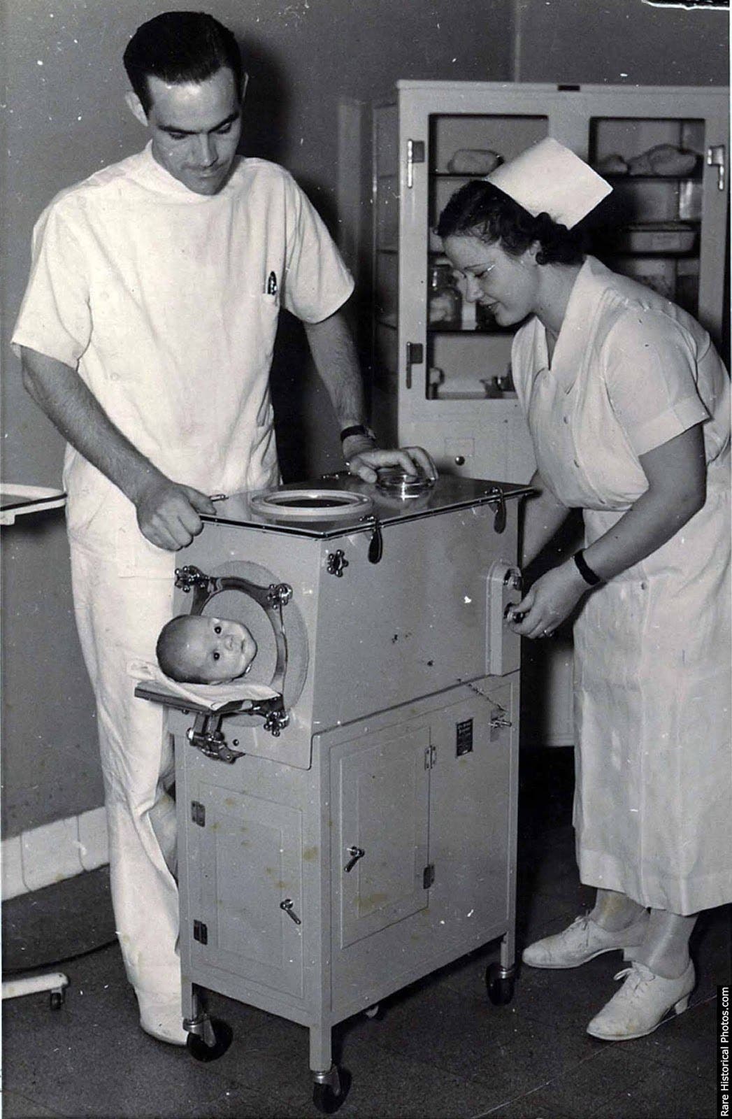 صورة لطفل رضيع داخل آلة الرئة الحديدية
