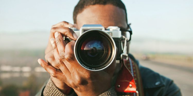 في اليوم العالمي للتصوير الفوتوغرافي.. دراسة علمية تثبت أن التقاط الصور يقوي النظر ويضعف السمع