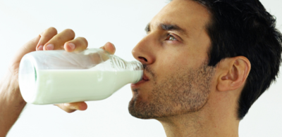 هل على الإنسان شرب الحليب للحفاظ على صحته؟