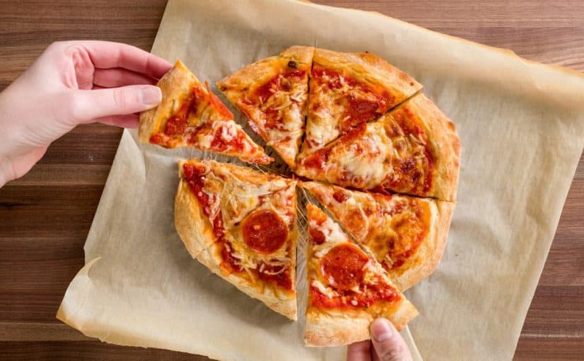 طريقة عجينة البيتزا منال العالم