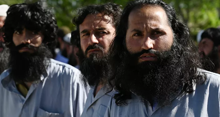 سجناء من حركة طالبان الأفغانية في سجن باغرام، حيث تعزم السلطات الأفغانية إطلاق سراح ما يصل إلى 2000 سجين من طالبان، أفغانستان 26 مايو 2020